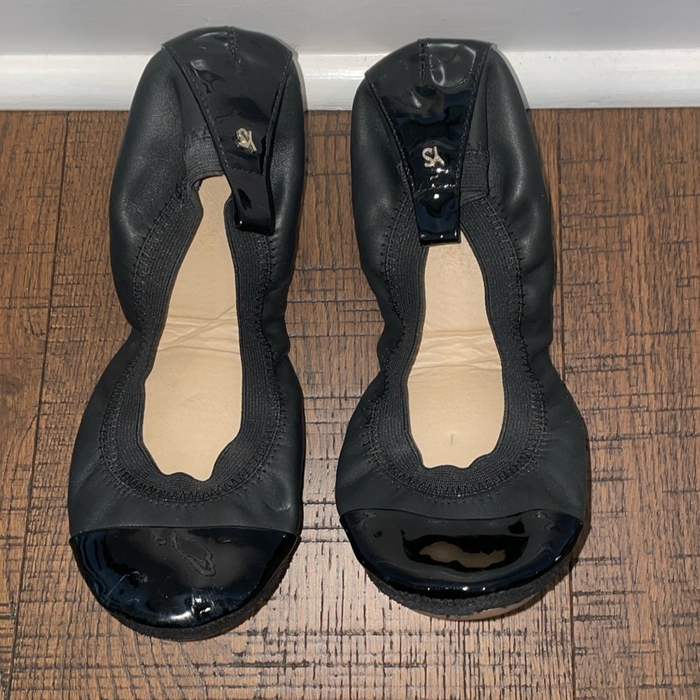Yosi Samara, packable ballet flats, size 8, black, patent toe, leather,like new